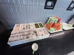 A tray of mints